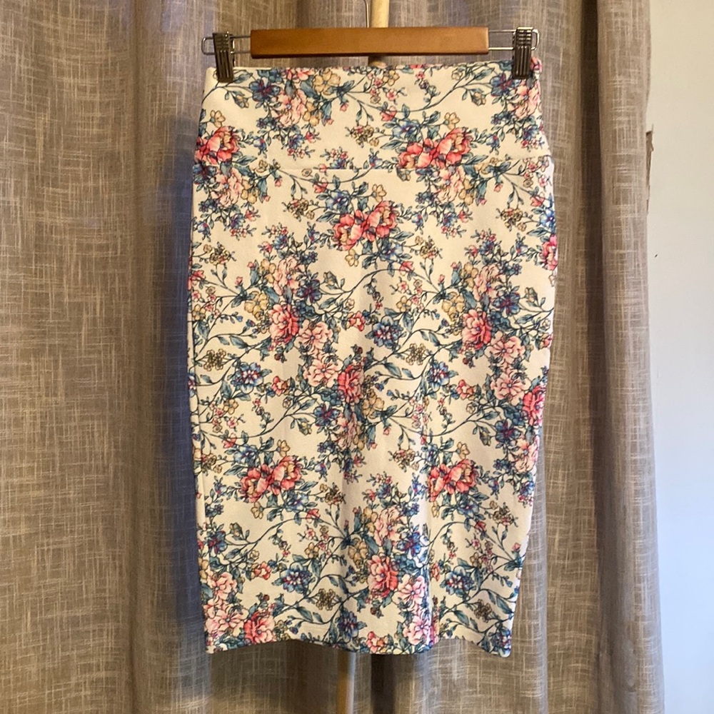 Lularoe Skirt Flower Pattern Size XS Fits Like a Small.